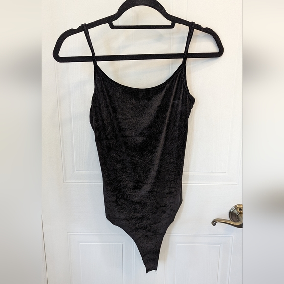 ✨BOGO ALL $5 ITEMS✨ ardene black velvet low back bodysuit - Picture 1 of 2
